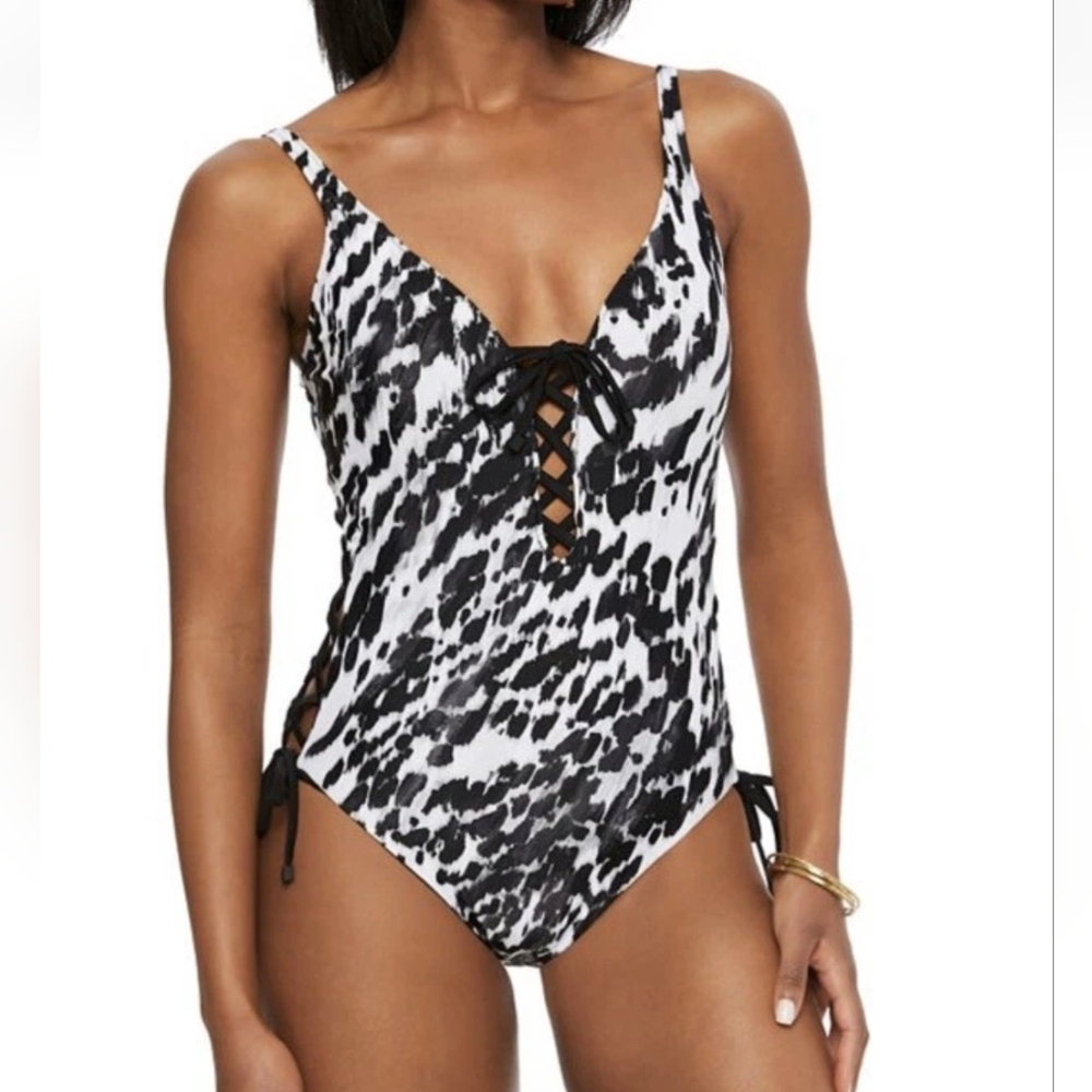 Bar III Heat Wave Lace-Up One-Piece Swimsuit – Black/White Size: Medium